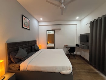 housr sector 43 gurgaon paras hospital