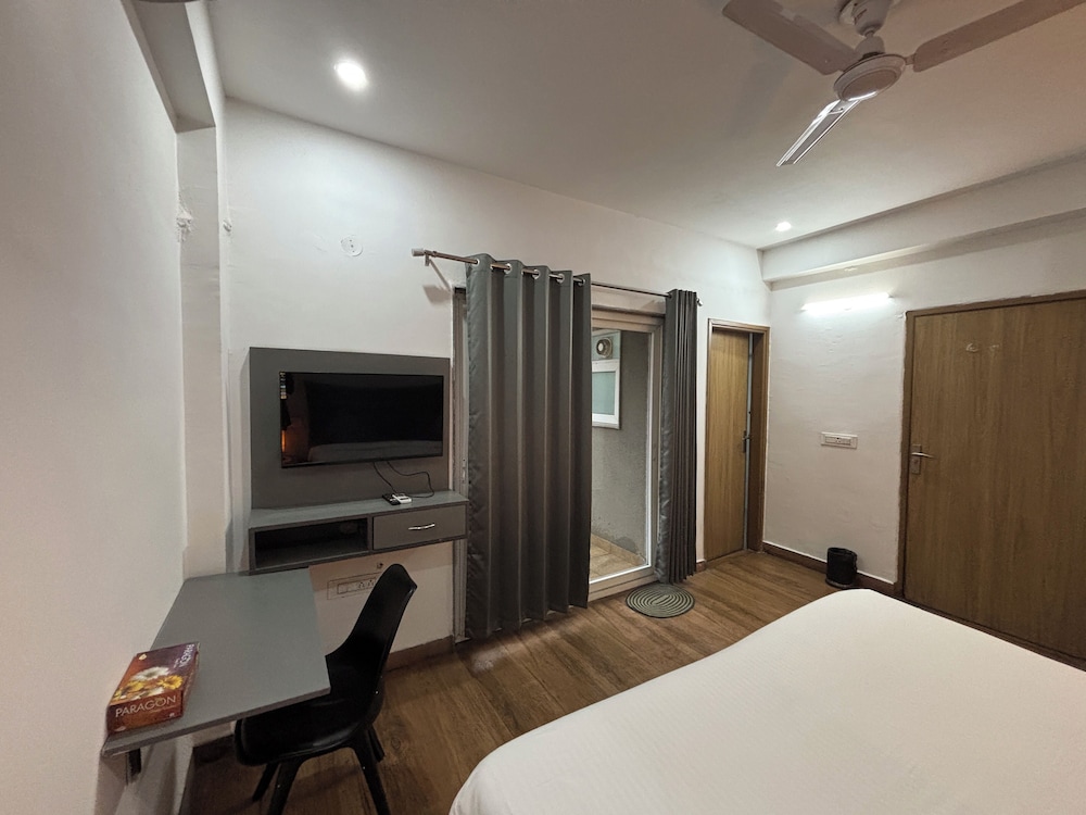 housr sector 43 gurgaon paras hospital