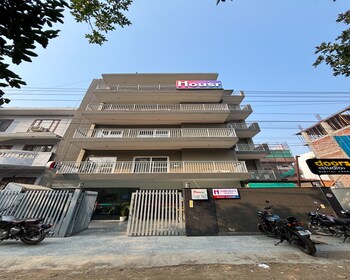 housr sector 43 gurgaon paras hospital