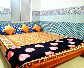 hotel glory and pranab sadan