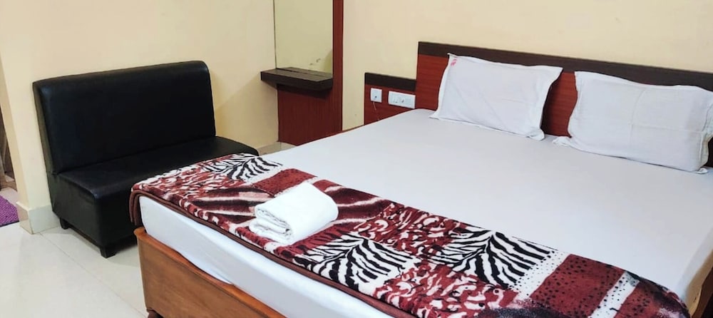 hotel glory and pranab sadan