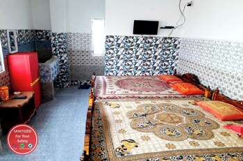 hotel glory and pranab sadan