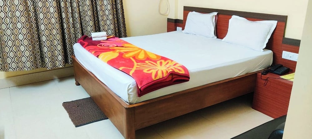 hotel glory and pranab sadan