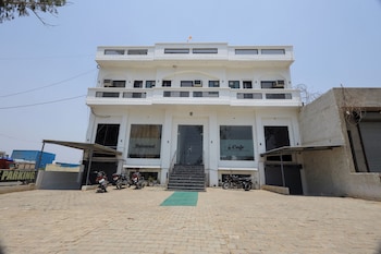 Sapphire Hotel & Banquet,,2 star