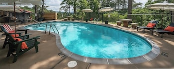 The Woodsman Lodge,352 West Van Buren Street,2 star