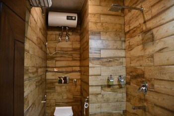 hotel leosh lansdwone