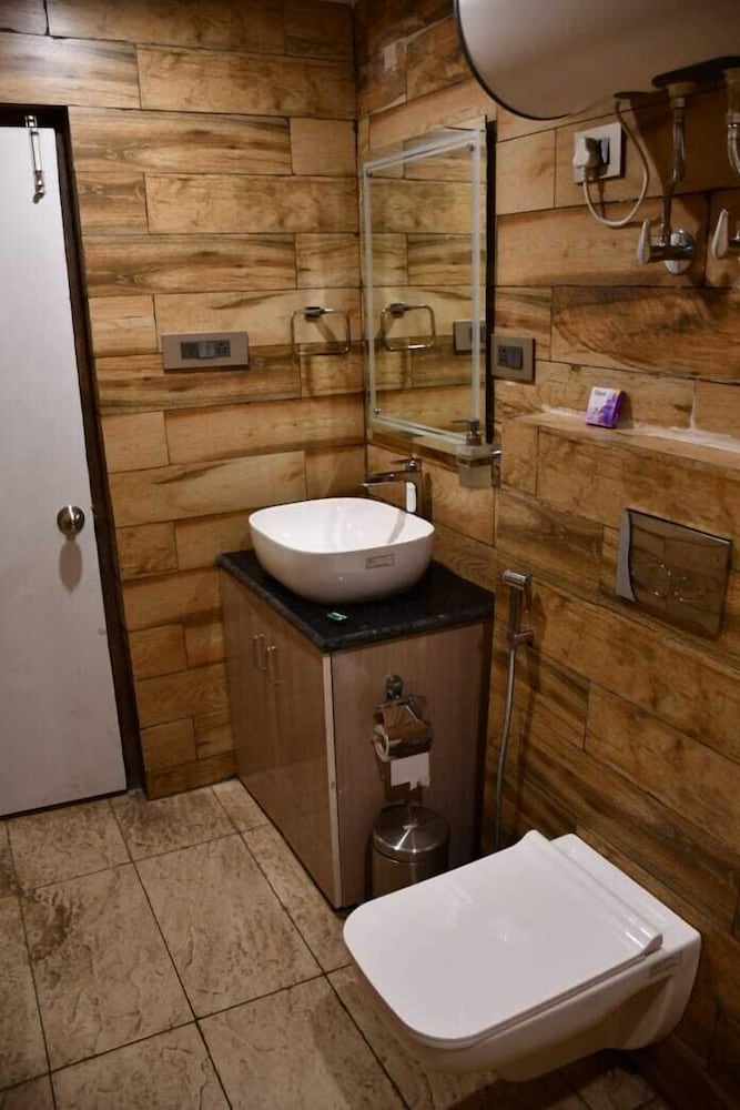 hotel leosh lansdwone