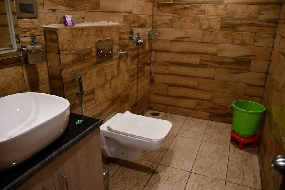 hotel leosh lansdwone