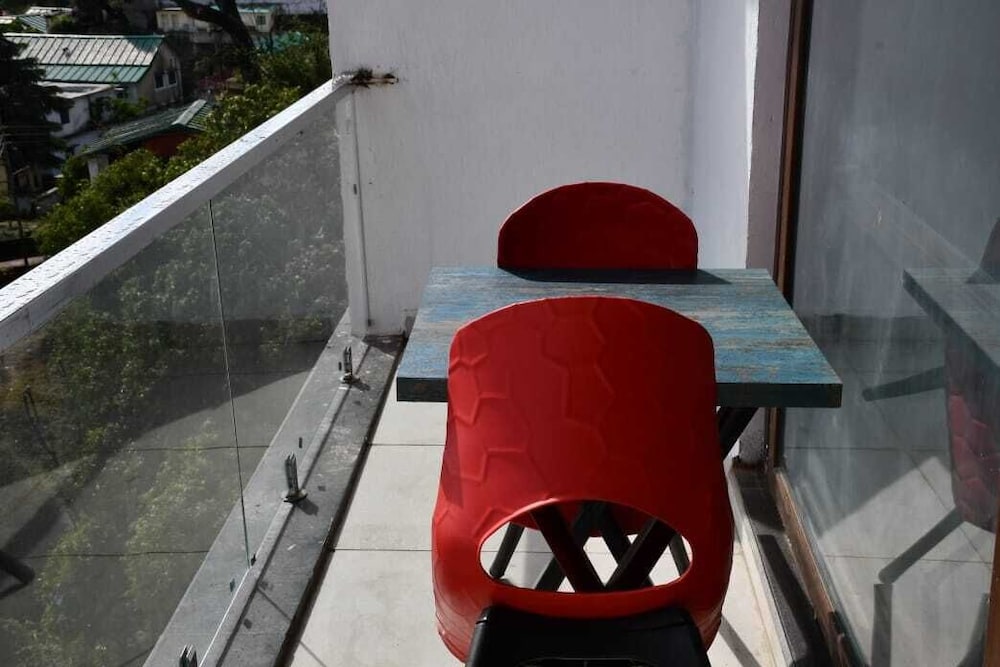 hotel leosh lansdwone