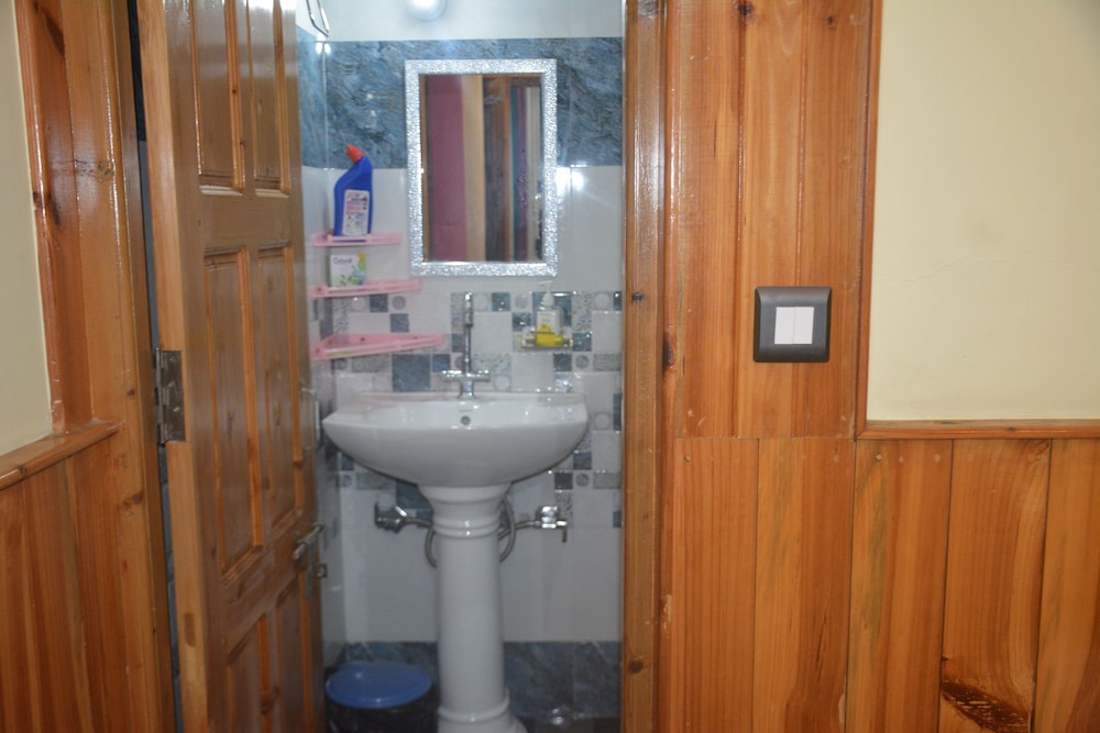 anurag hotel chakrata