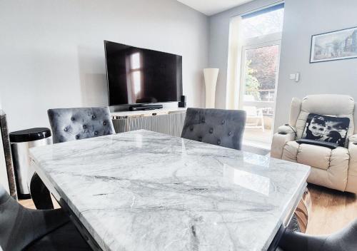 stylish and modern 2br flat