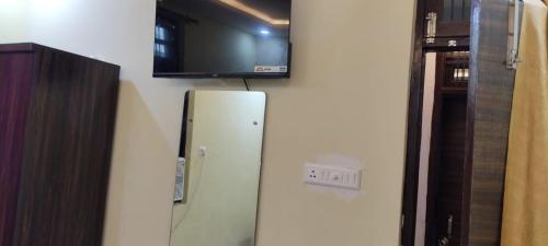 Lucknow Luxury Hotel And Restaurant,,2 star