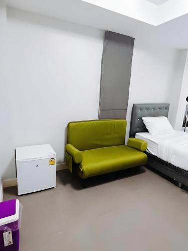 mitr inn mrt samyot station the grand