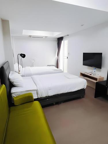 mitr inn mrt samyot station the grand