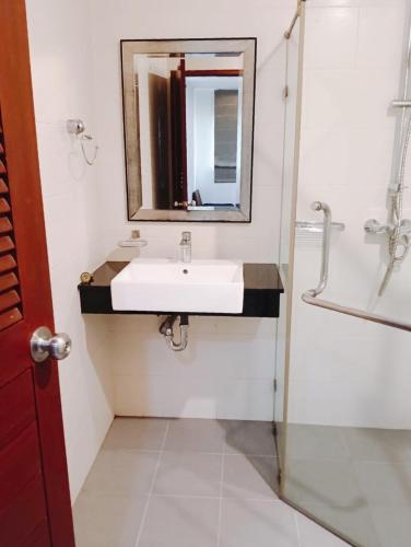 yon inn sukhumvit 4 bts nana