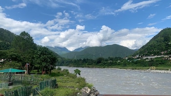 camp om riverside retreat