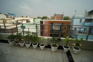 ira retreat varanasi