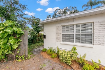 New Bayside Escape Cozy Hideaway Near Bayshore,,2 star