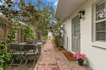 New Bayside Escape Cozy Hideaway Near Bayshore,,2 star
