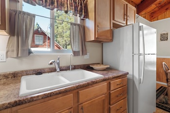 Hythe Cabin,,2 star