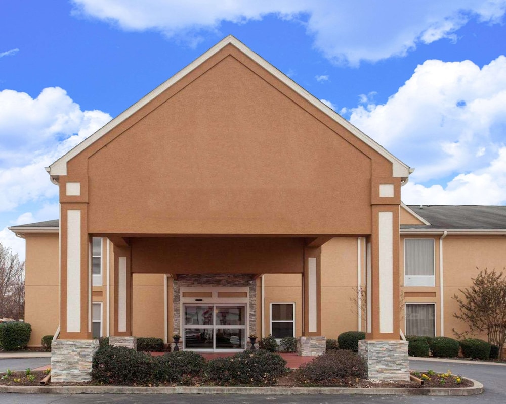 quality inn and suites i 40 east