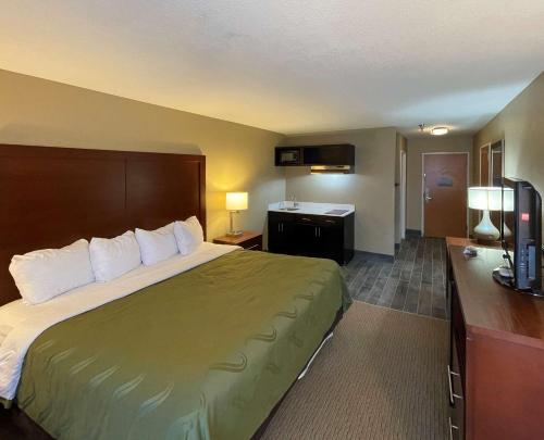 quality inn and suites i 40 east