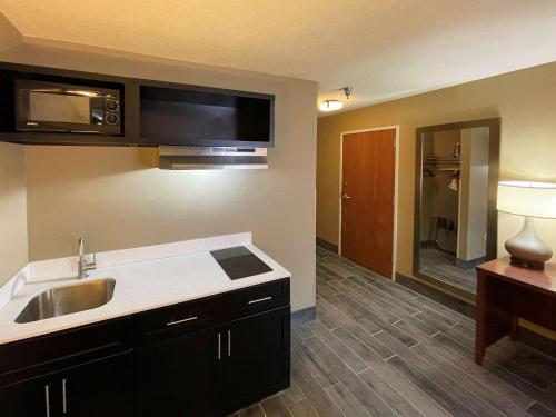 quality inn and suites i 40 east