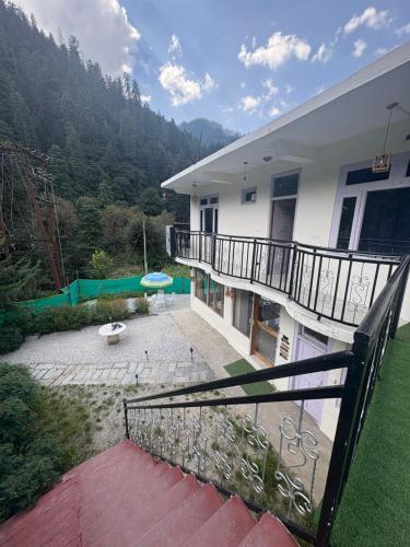 the pahadi soul stay and cafe