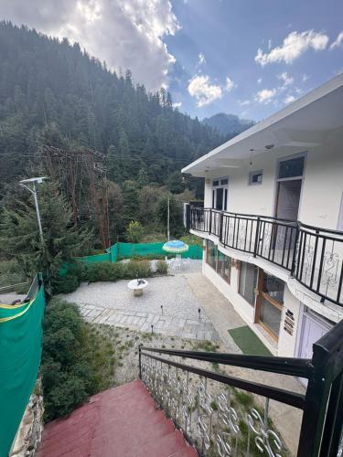 the pahadi soul stay and cafe