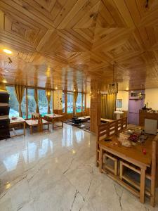 the pahadi soul stay and cafe