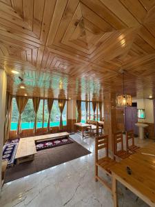 the pahadi soul stay and cafe