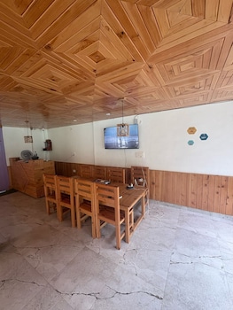 the pahadi soul stay and cafe