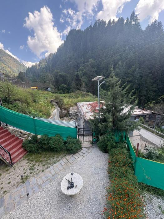 the pahadi soul stay and cafe