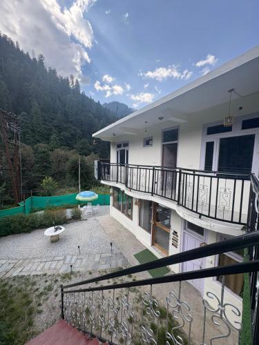 the pahadi soul stay and cafe