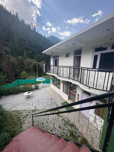 the pahadi soul stay and cafe