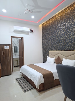 Wishotel Xpress Hotel Crown Classic Villa,,3 star