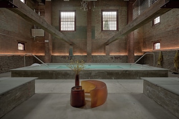 Pocketbook Hotel And Bath,549 Washington Street,2 star