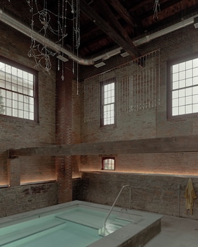 Pocketbook Hotel And Bath,549 Washington Street,2 star