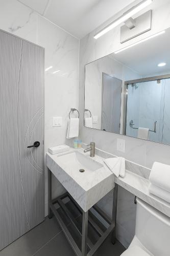 liv hotel bronx