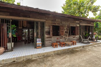 Suan Pa Khao Lom Homestay,,2 star