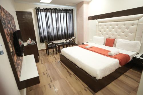 Hotel S R Grand,,2 star