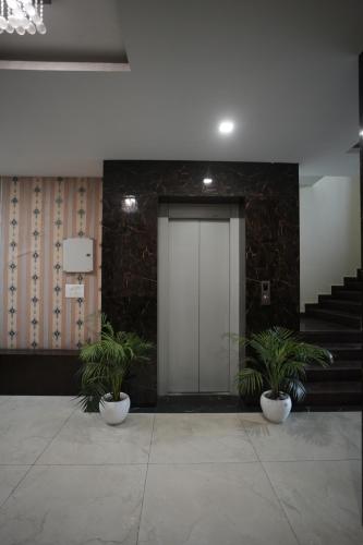 Hotel S R Grand,,2 star