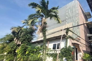 sukhum mega bangna guest house