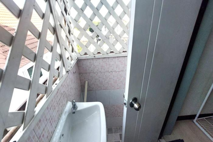 sukhum mega bangna guest house