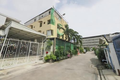 sukhum mega bangna guest house