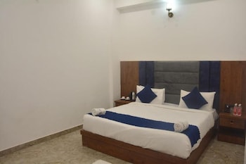 hotel palm tree near taj mahal agra
