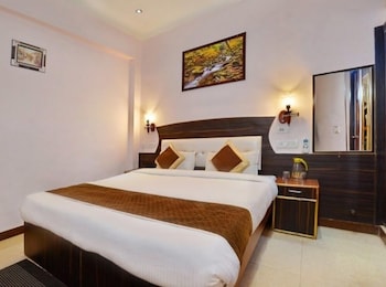 hotel palm tree near taj mahal agra