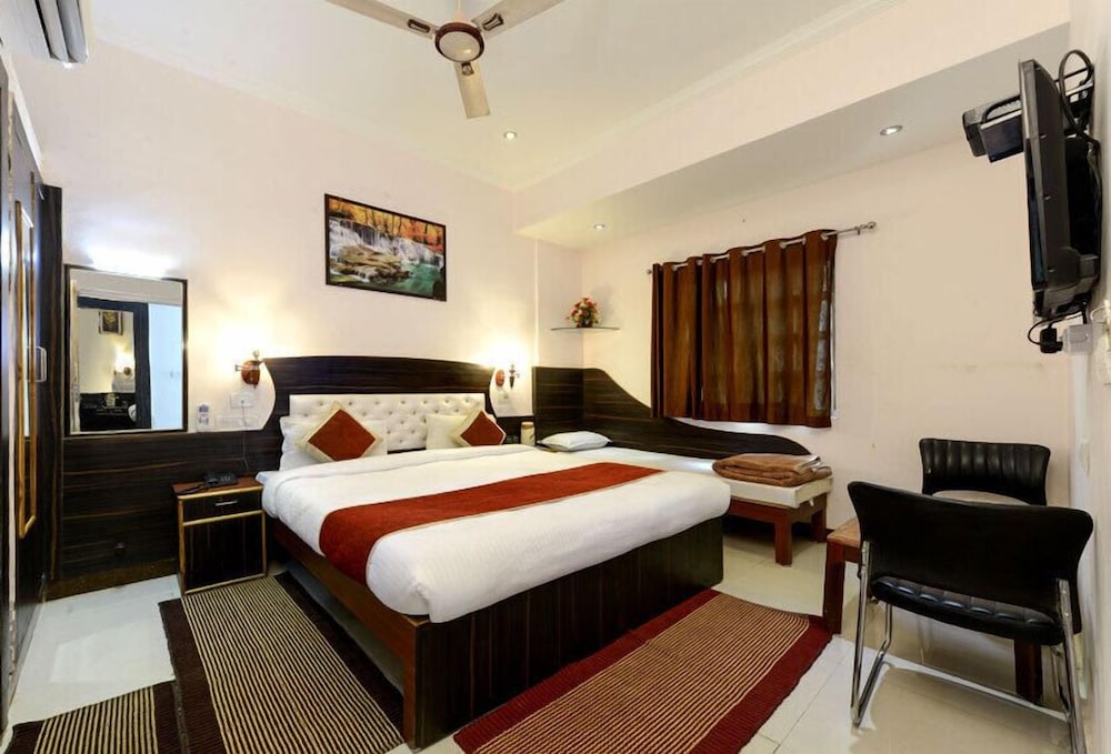 hotel palm tree near taj mahal agra