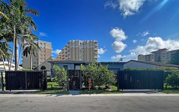 luxury riverfront by renzzi