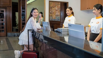 b2 sisaket boutique and budget hotel